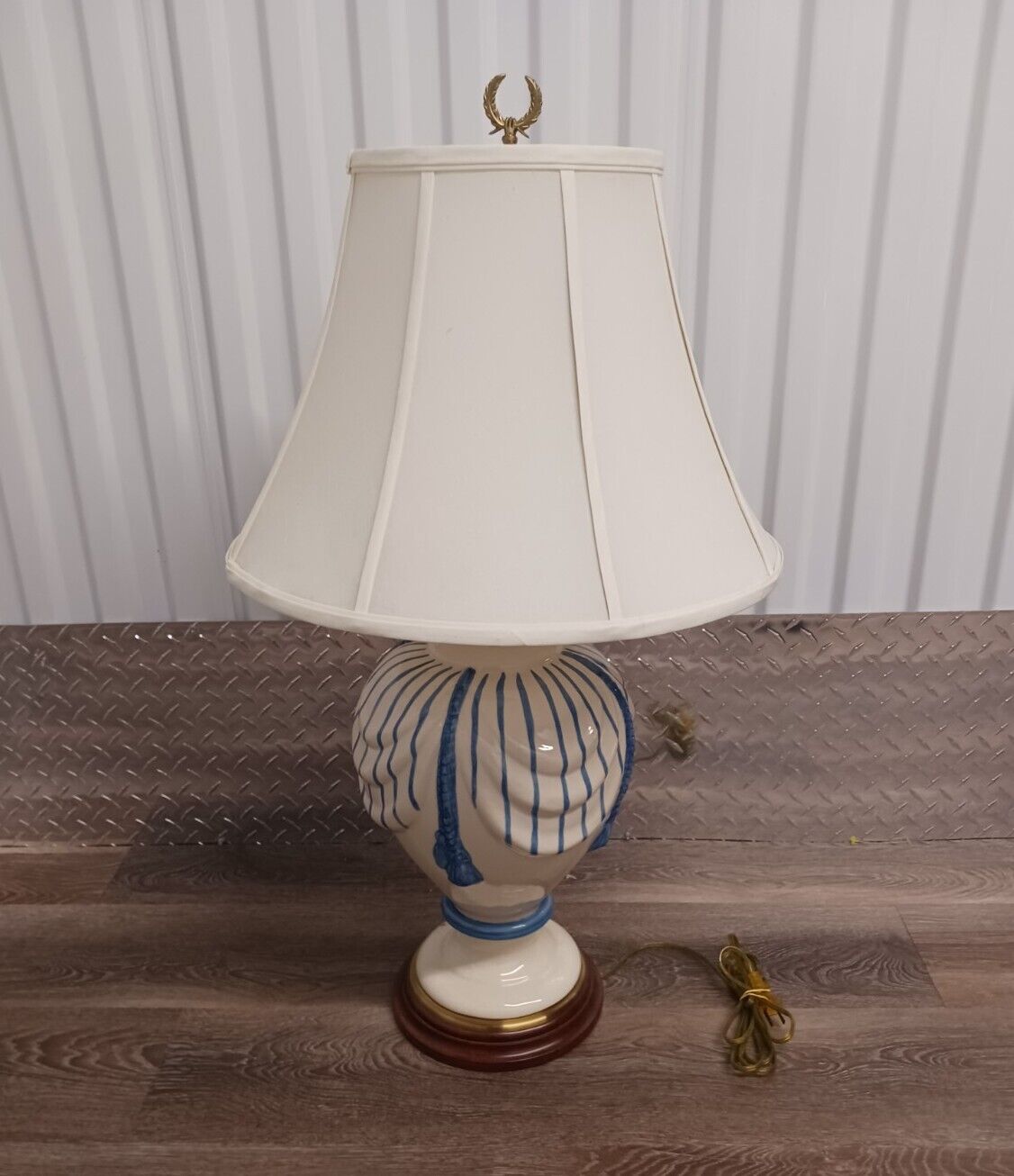 VINTAGE WILDWOOD DORTHY DRAPER LAMP With Shade + Finial Rare  Gorgeous 