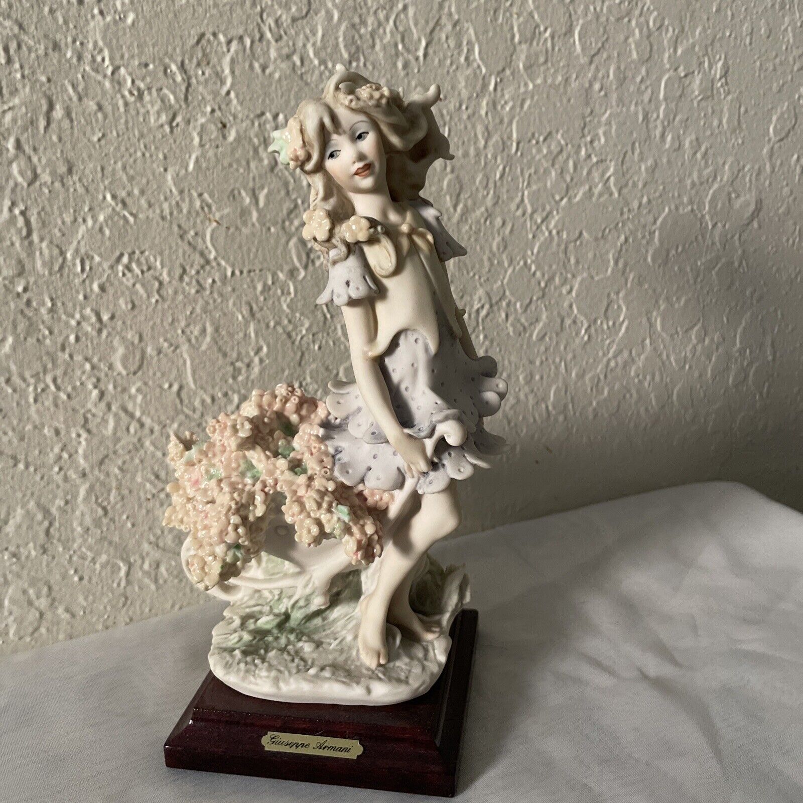 VTG Giuseppe Armani Flower Girl Figurine