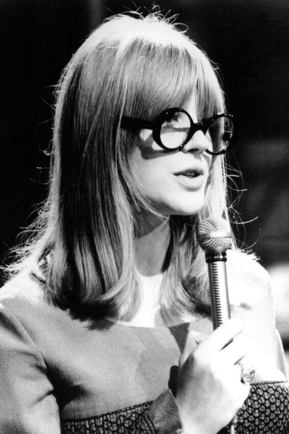 MARIANNE FAITHFULL CLASSIC 1960'S WITH GLASSES SINGING 24x36 inch Poster