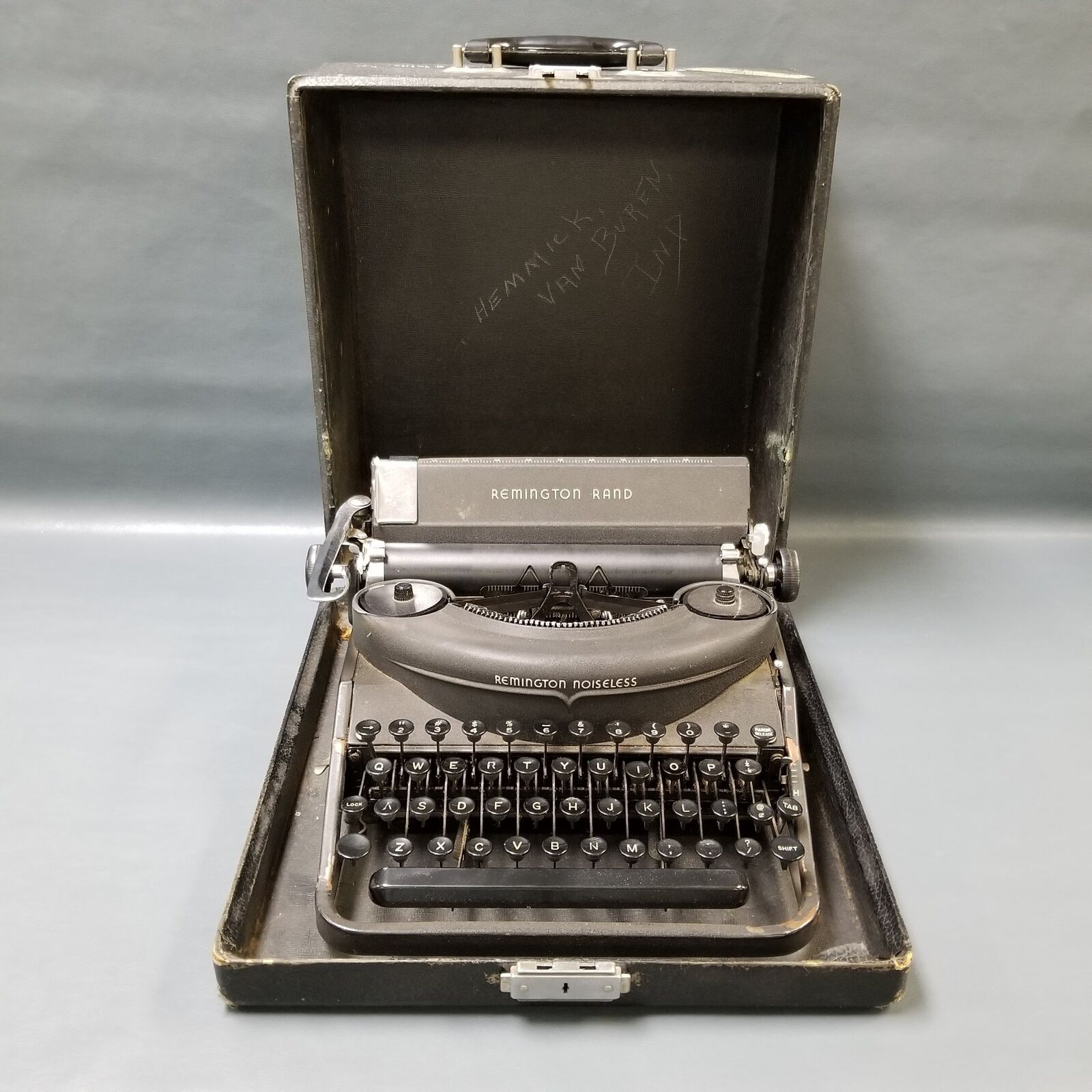 Vintage Remington Rand Noiseless Manual Typewriter Model 7 w/Case TESTED