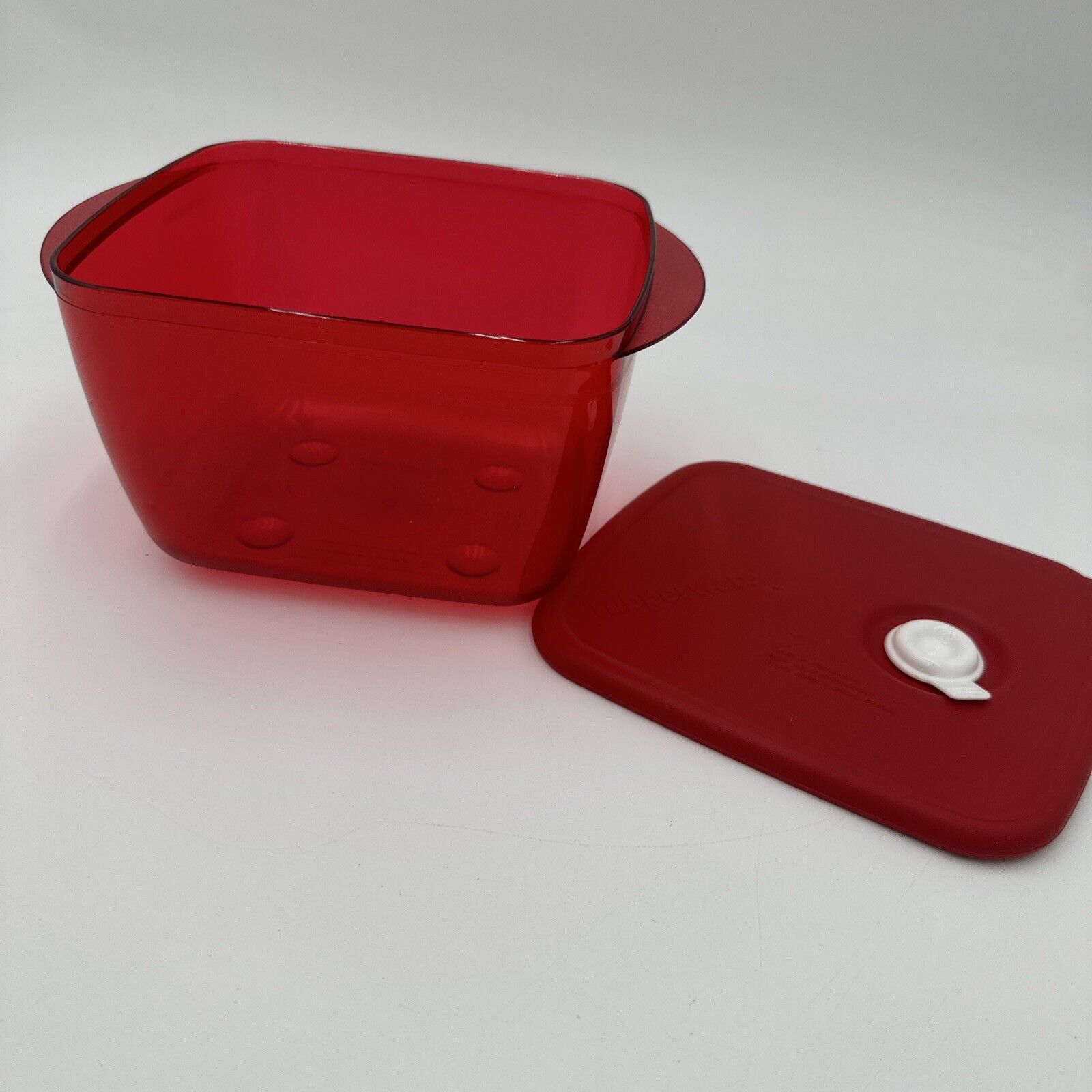 Tupperware Medium Vent N Serve Microwaveable 1.5L / 6.25 Cup Candy Apple Red 