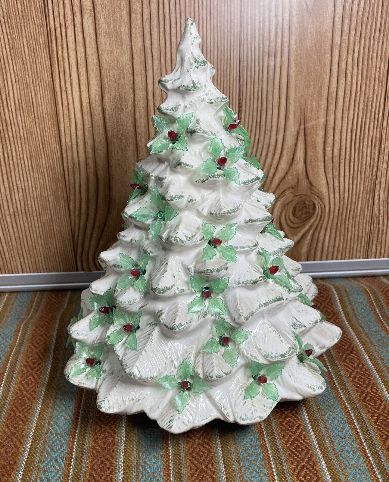 RARE VINTAGE McCOY Ltd. USA CERAMIC CHRISTMAS TREE White And Green