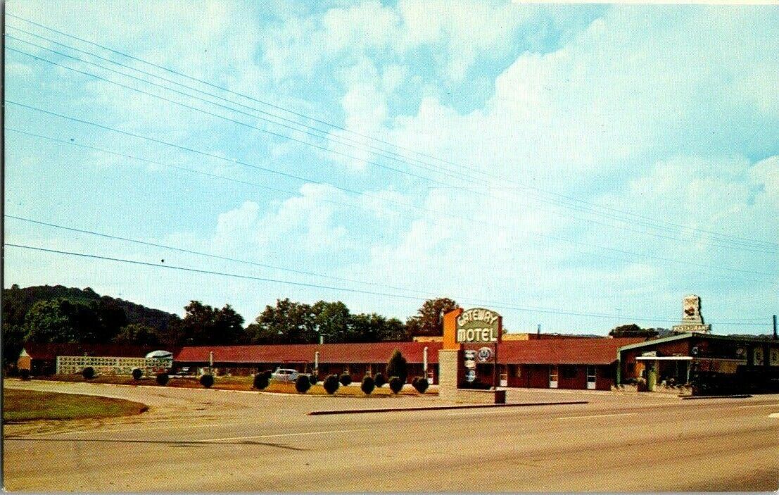 1950'S. WILMINGTON, NC. SHOPPING CENTER. POSTCARD MM6
