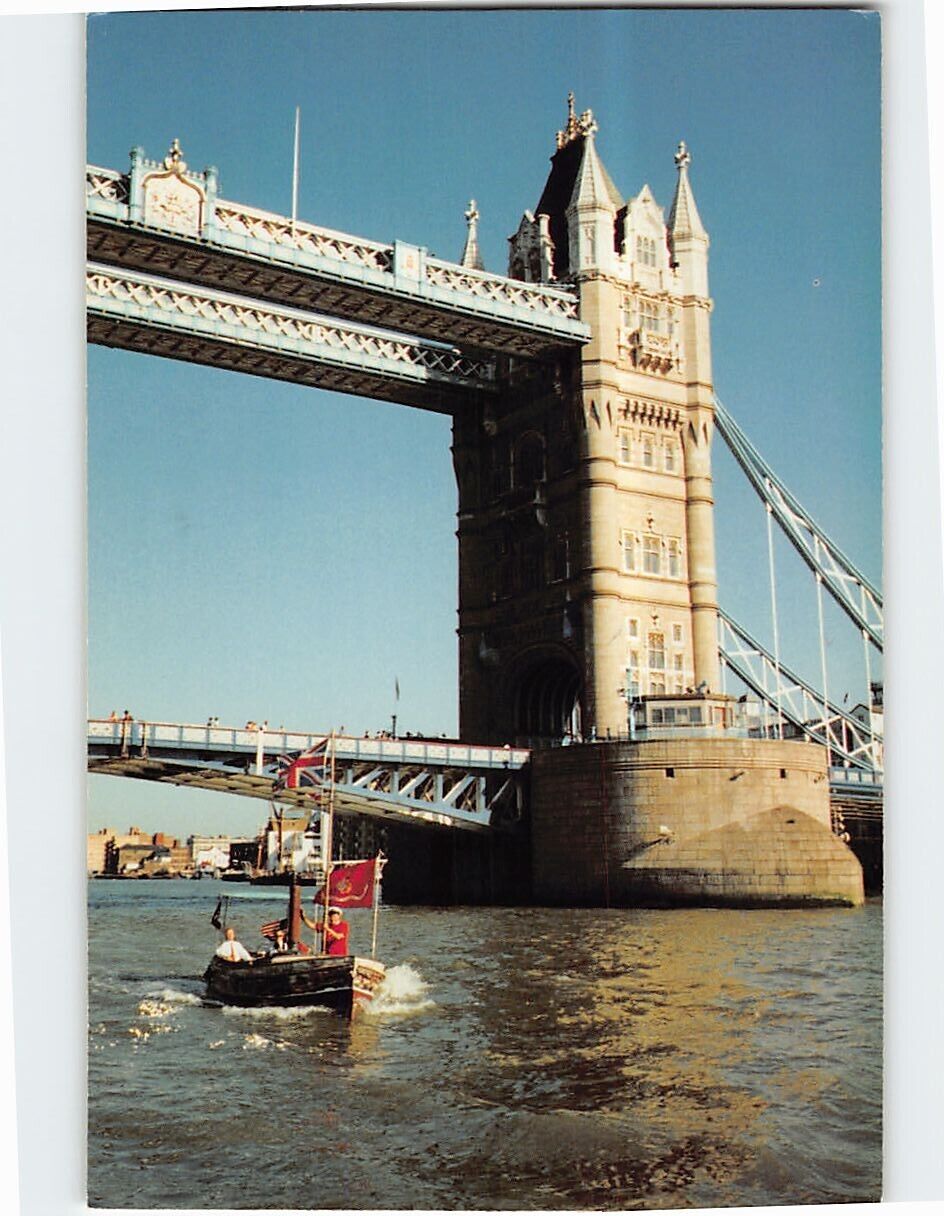 Postcard The African Queen, passing the London Tower Bridge, London, England