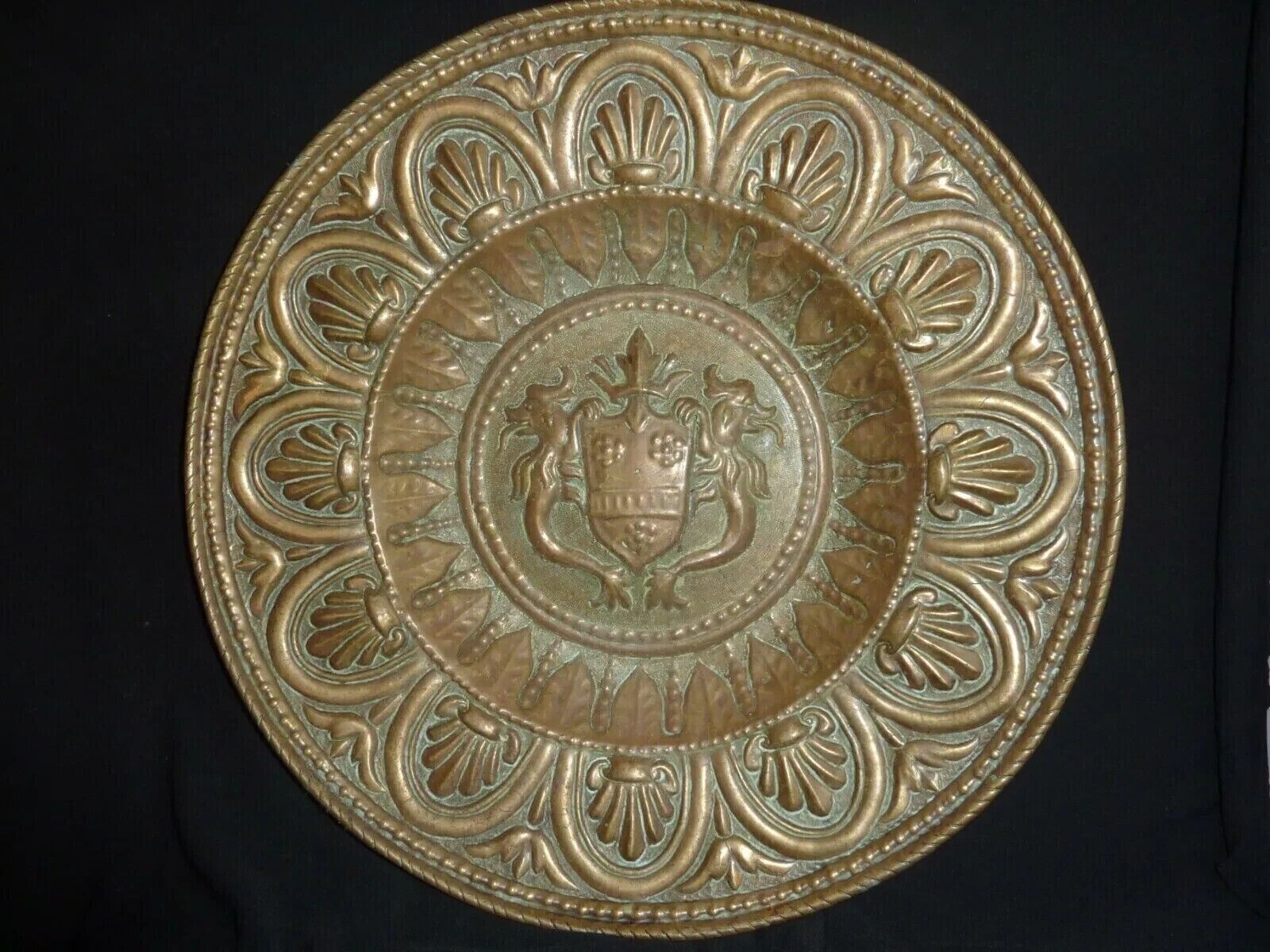19TH CENTURY BRASS 37CM CHARGER WITH FLEUR DE LYS STYLE BORDER- ARMORIAL SHIELD