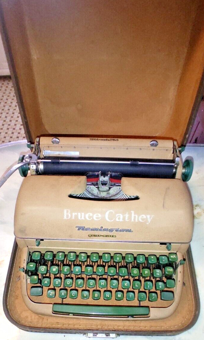 50\'S REMINGTON QUIET-RITER MIRACLE TAB Beige portable. Typewriter w/ case