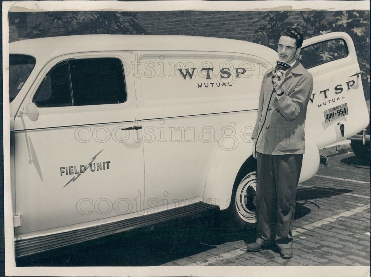 1944 Press Photo Jack Faulkner WTSP Radio Microphone & Field Unit Van Florida