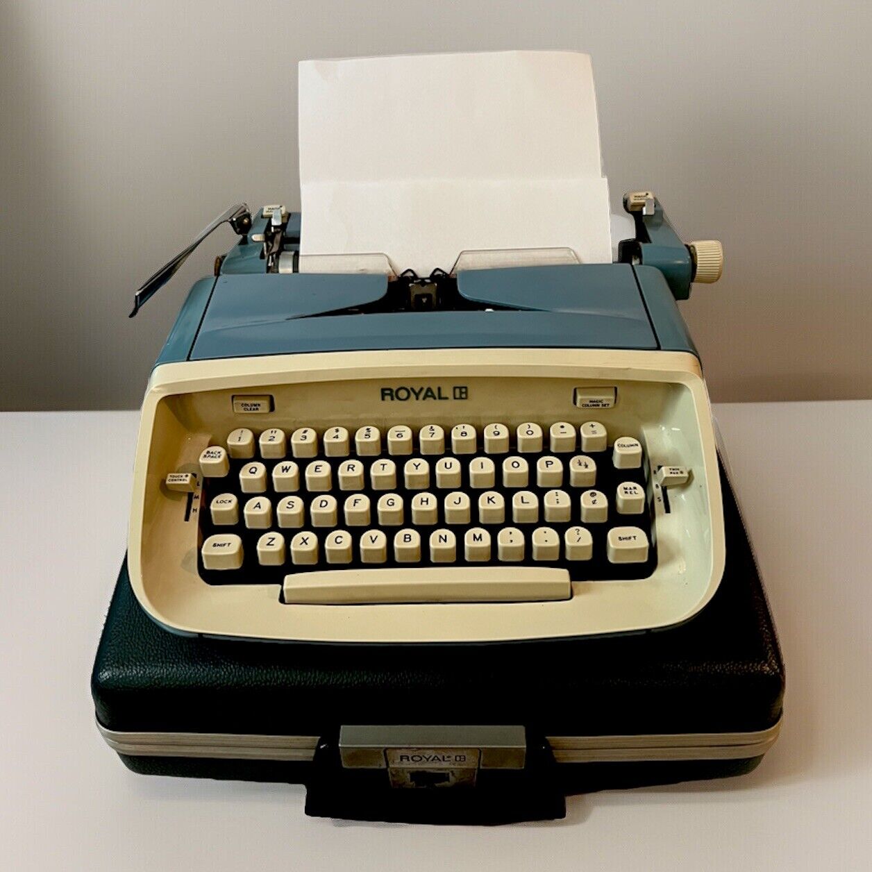 Vintage 1960s Royal Safari Portable Manual Typewriter Baby Blue With Case WORKS