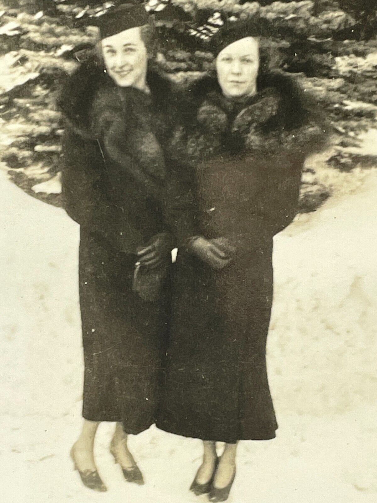 XE Photograph Lovely Pretty Women Fur Coats Snow Portrait 1940\'s