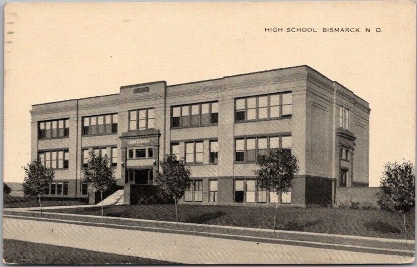 Bismarck, North Dakota Postcard HIGH SCHOOL Building / Street View - 1916 Cancel