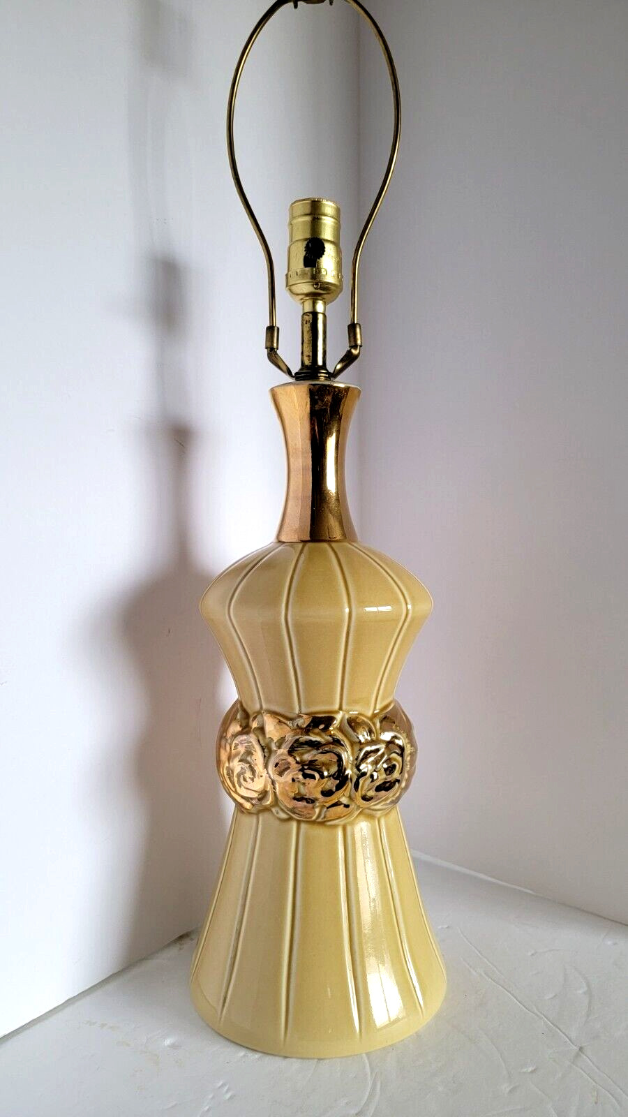 Vtg Mid Century Modern Yellow  & Gold Ceramic Sheath Tassel Table lamp