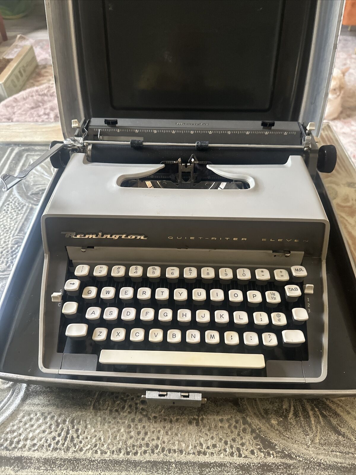 Vintage Remington Quiet-Riter Eleven Miracle Tab Typewriter (Hard Case) Read
