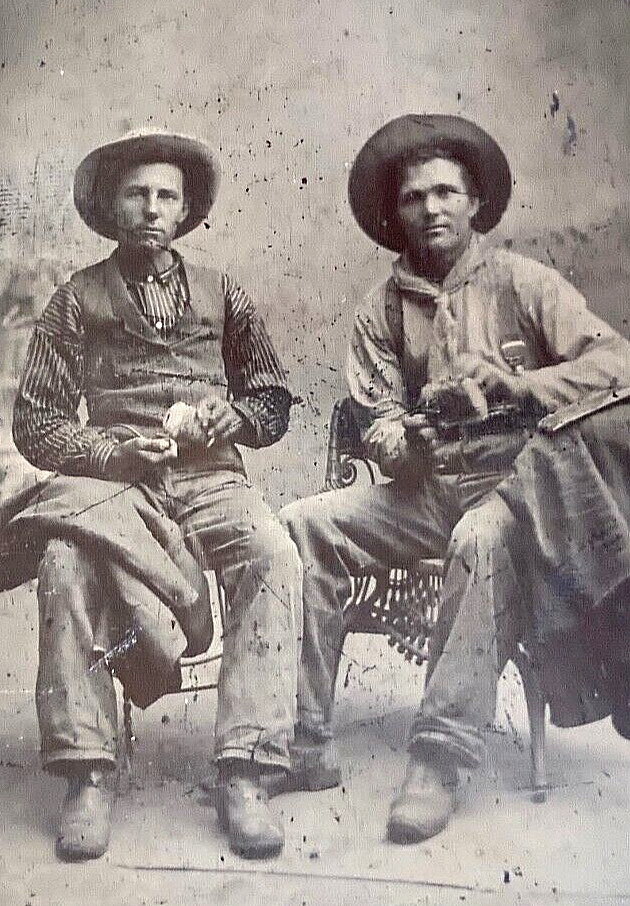RARE WESTERN COWBOYS PACKING THIER PIPES TINTYPE PHOTO c1870\'s