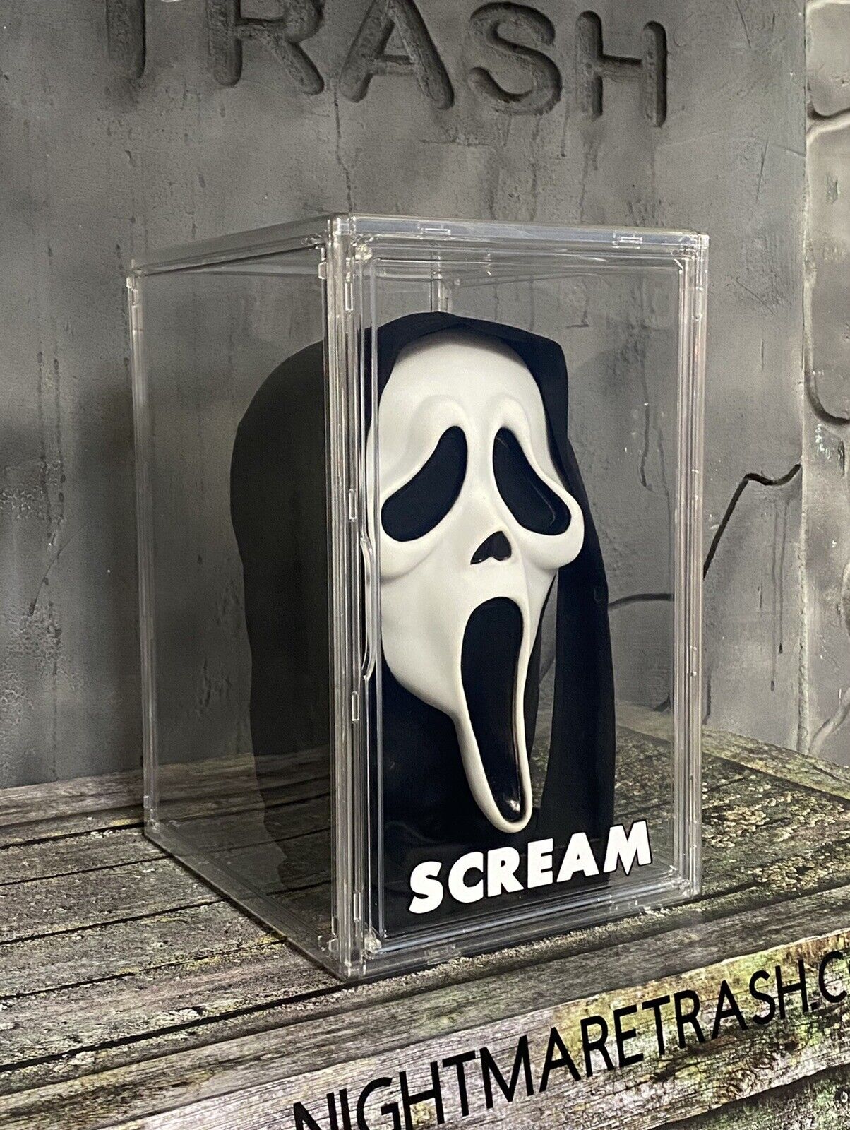 Scream Ghostface Mask Acrylic Display Case W Stand Horror Movie Collectible