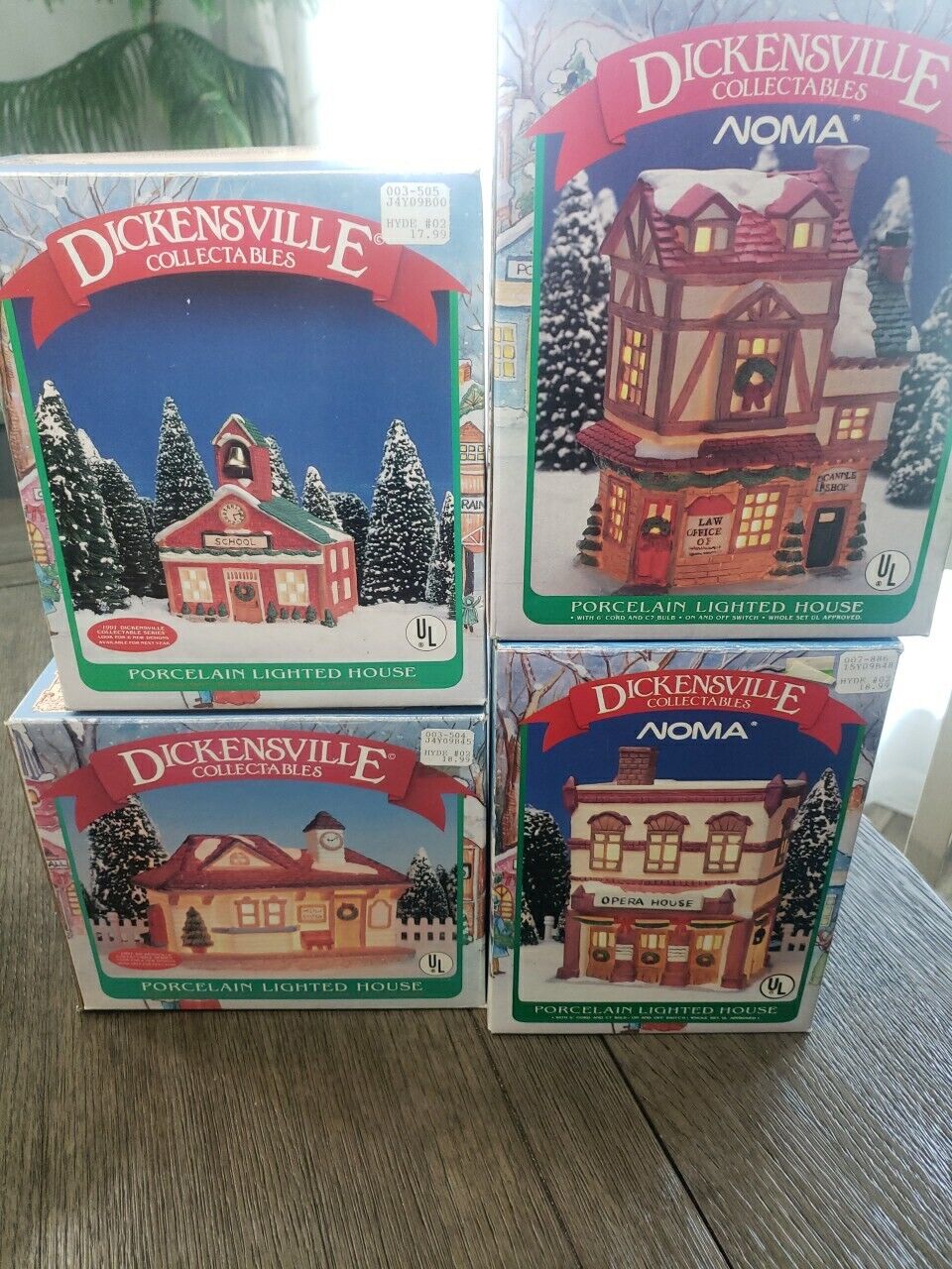 Lot Of 4 Charles Dickens Dickensville Christmas story Village Houses In Box