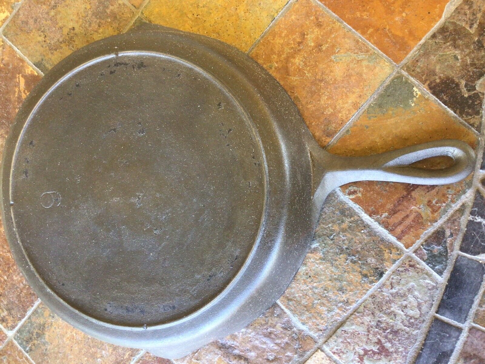vintage cast iron unmarked Lodge #9 skillet 3 notches with heat ring no spin