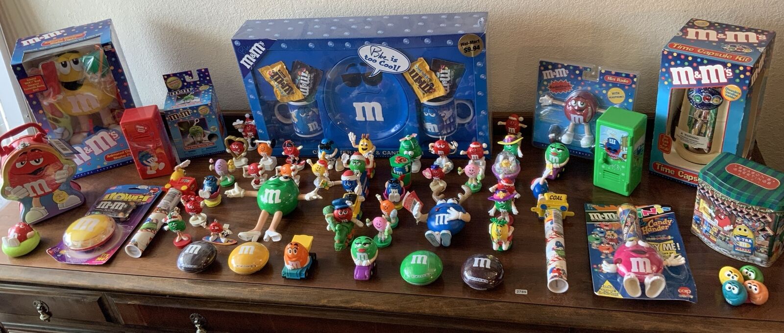 HUGE LOT OF M&M’s COLLECTIBLES FIGURES CANDY DISPENSER TOPPER RADIO TIN BANK TOY