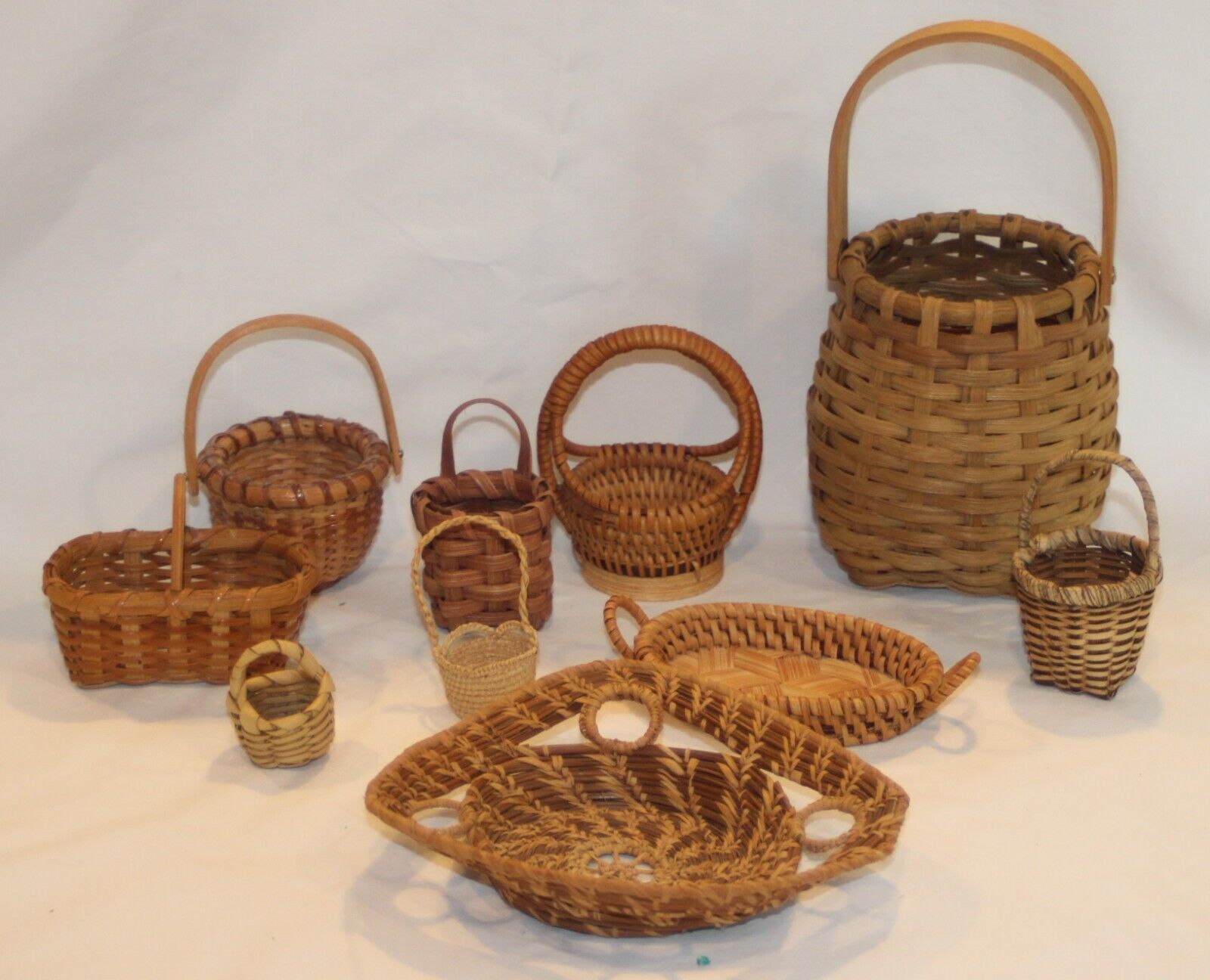A lot of Vintage Hand Made Miniature Baskets