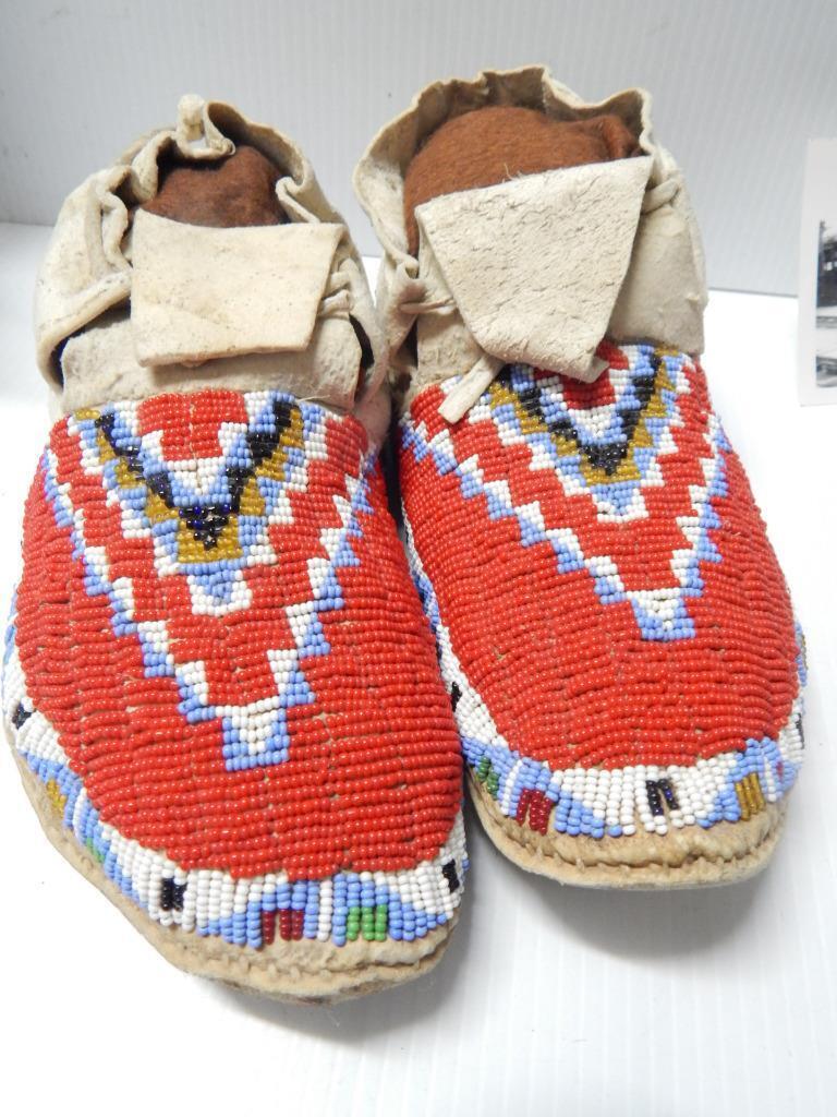 VINTAGE ANTIQUE ASSINIBOINE INDIAN SINEW SEWN + BEADED MOCCASINS HARD SOLES