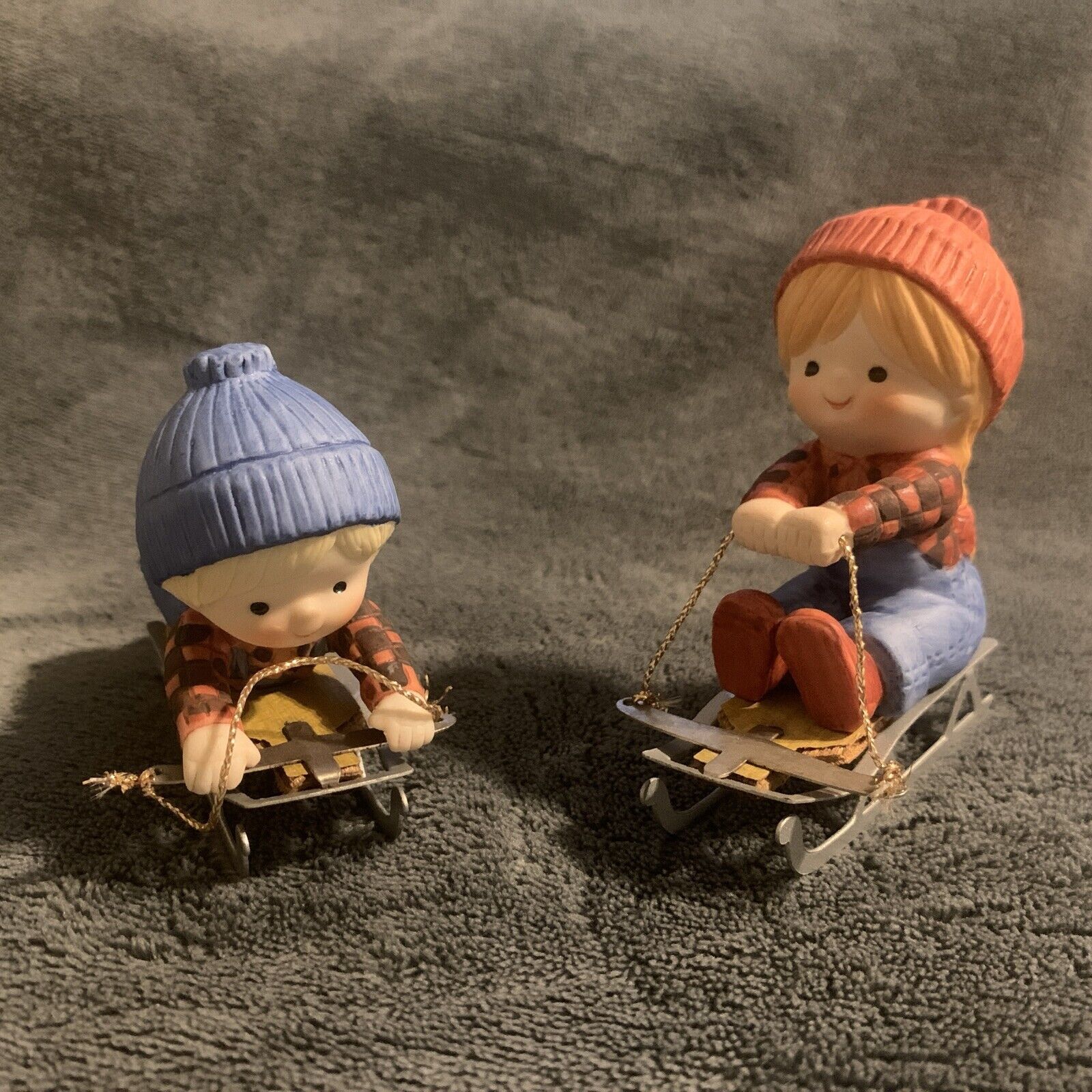 ENESCO COUNTRY COUSINS KATIE & SCOOTER SLEDDING Vintage 1984 Christmas Winter
