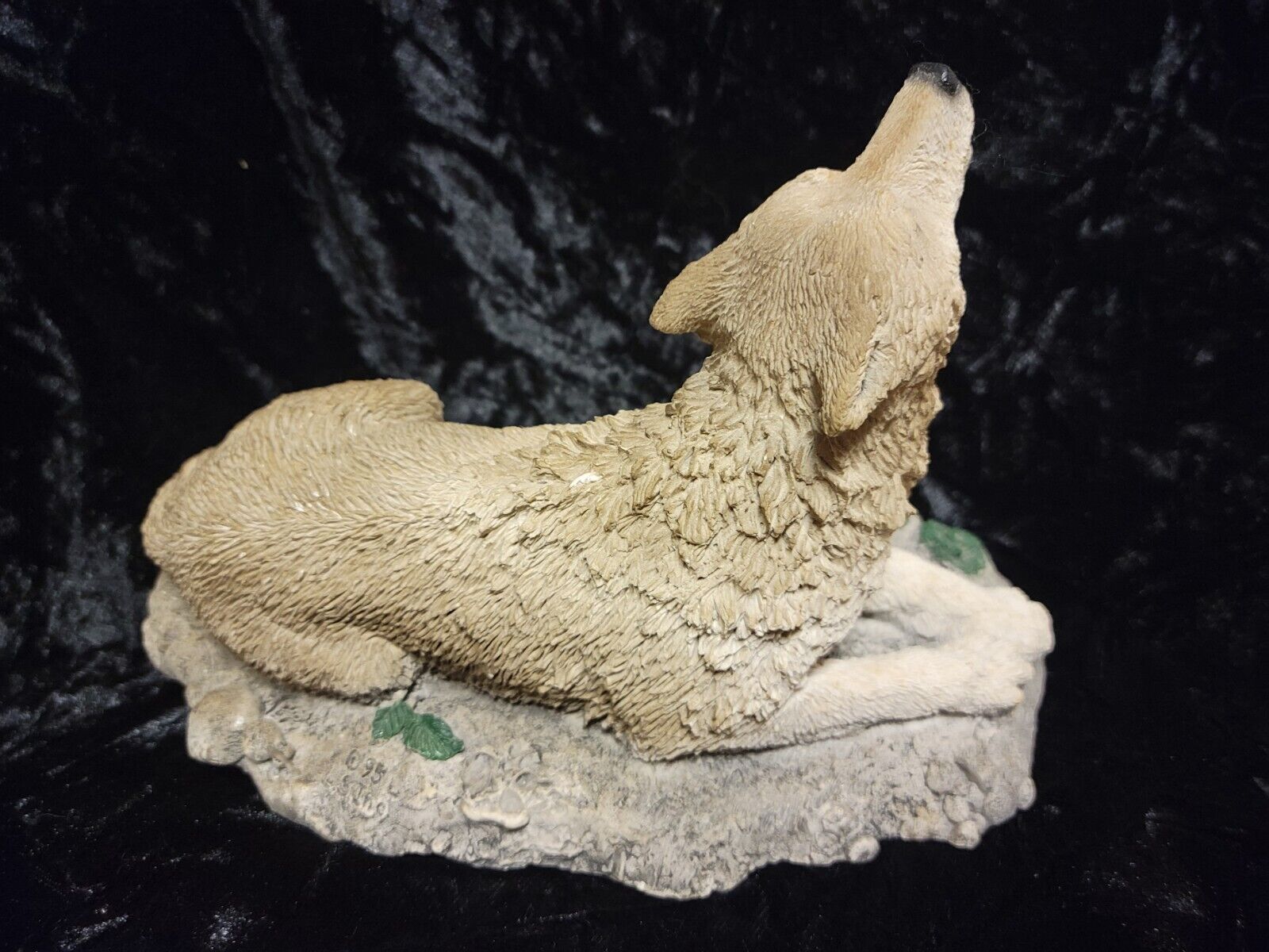 Living Stone Wolf Lying Down Howling 1995 Rare Collectible