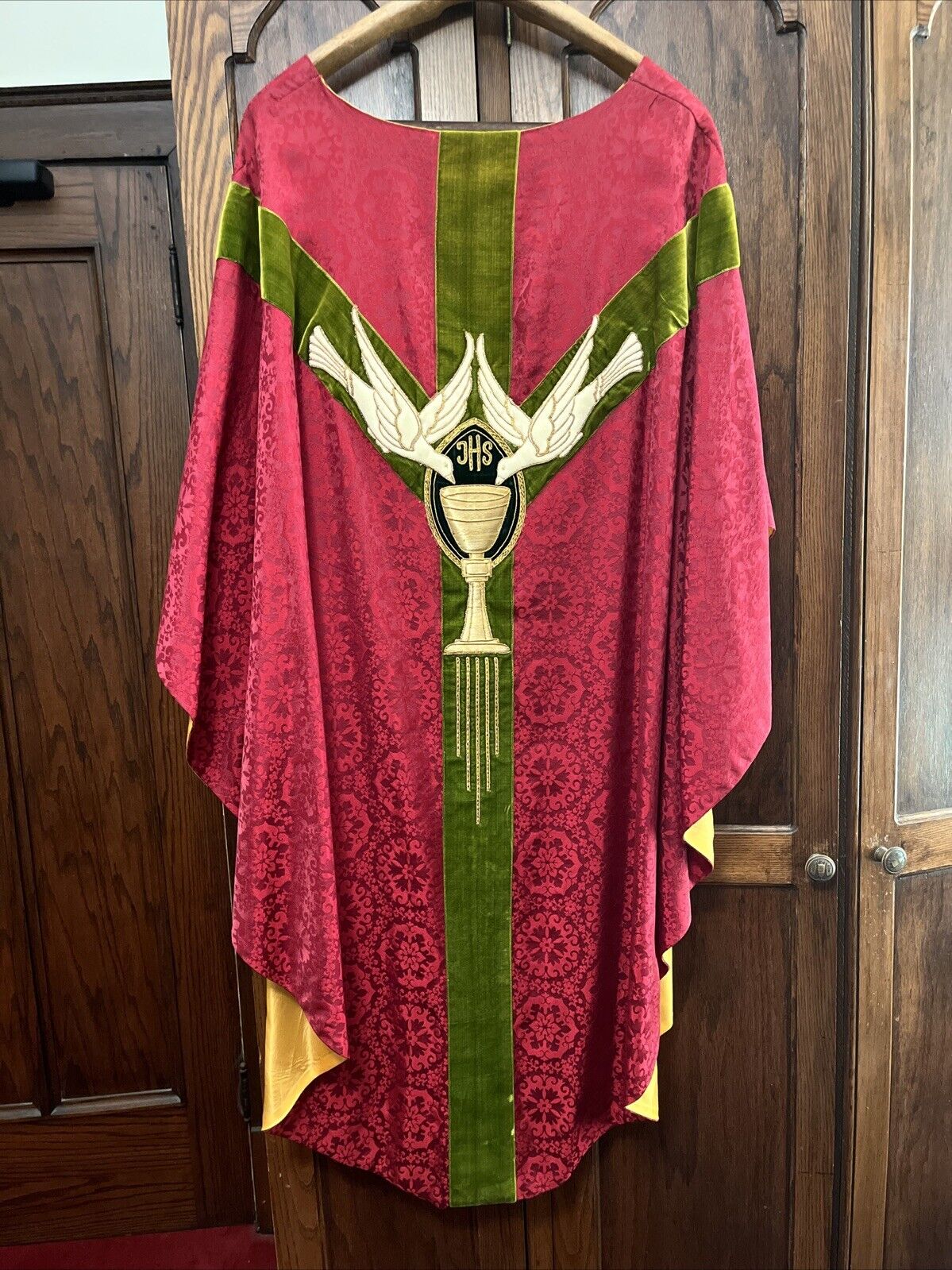 RED VESTMENT CHASUBLE Beautiful Embroidered Church