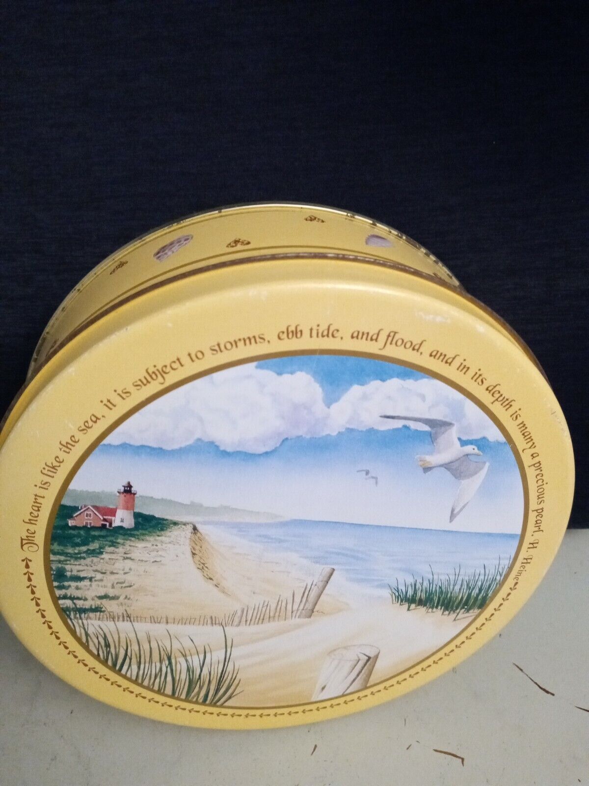 Hershey's Traditions Series Canister 1V/ Lighthouse/ Beach Scene