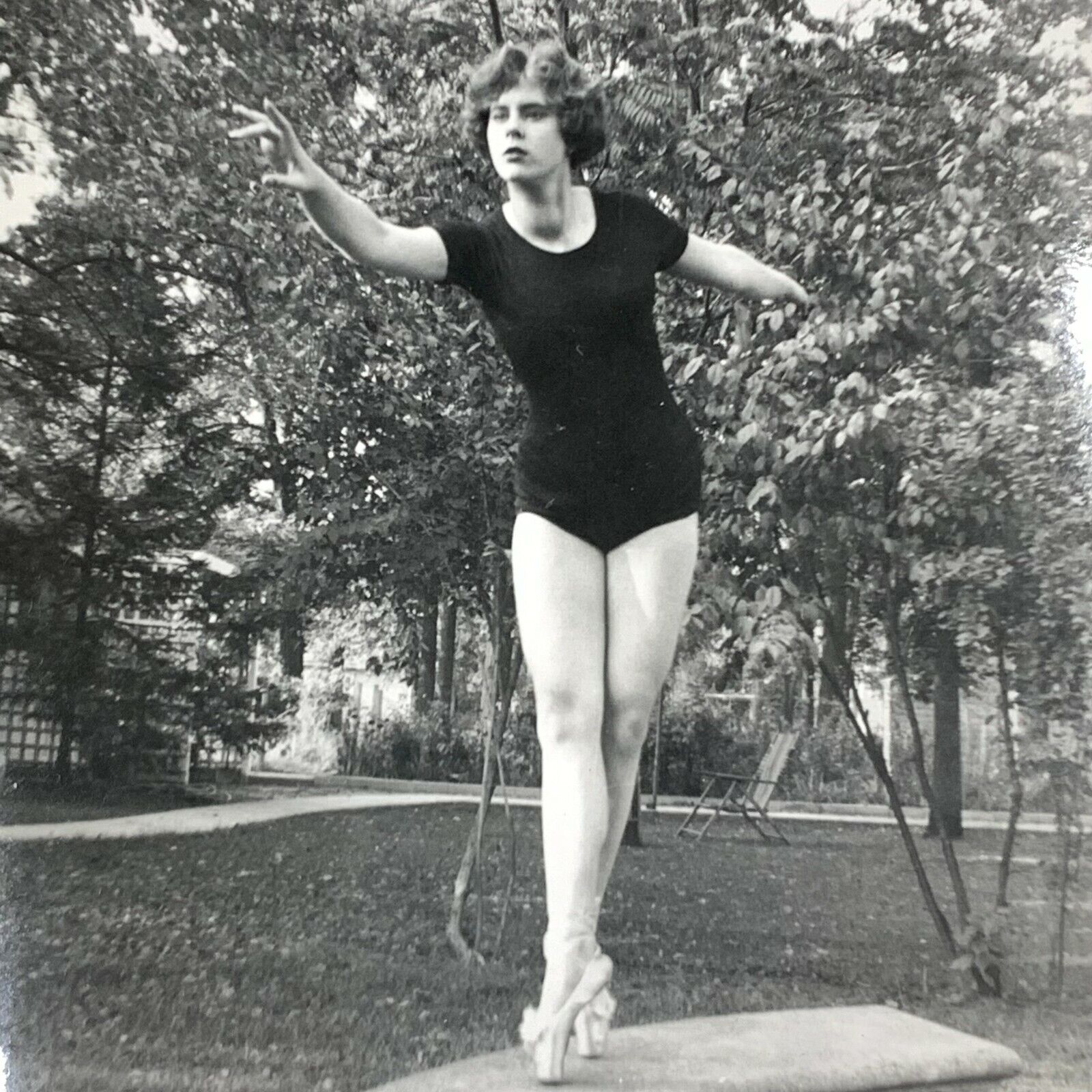 E1 Photograph 1950's Woman Leotard Ballet Ballerina On Point Artistic B&W