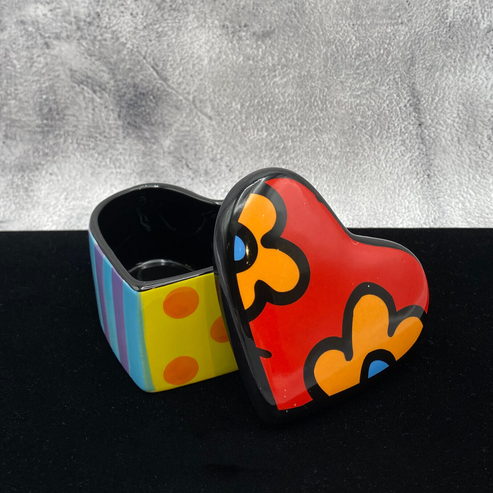 ROMERO BRITTO 2009 Colorful Heart Shaped Trinket Box - Giftcraft No. 14072