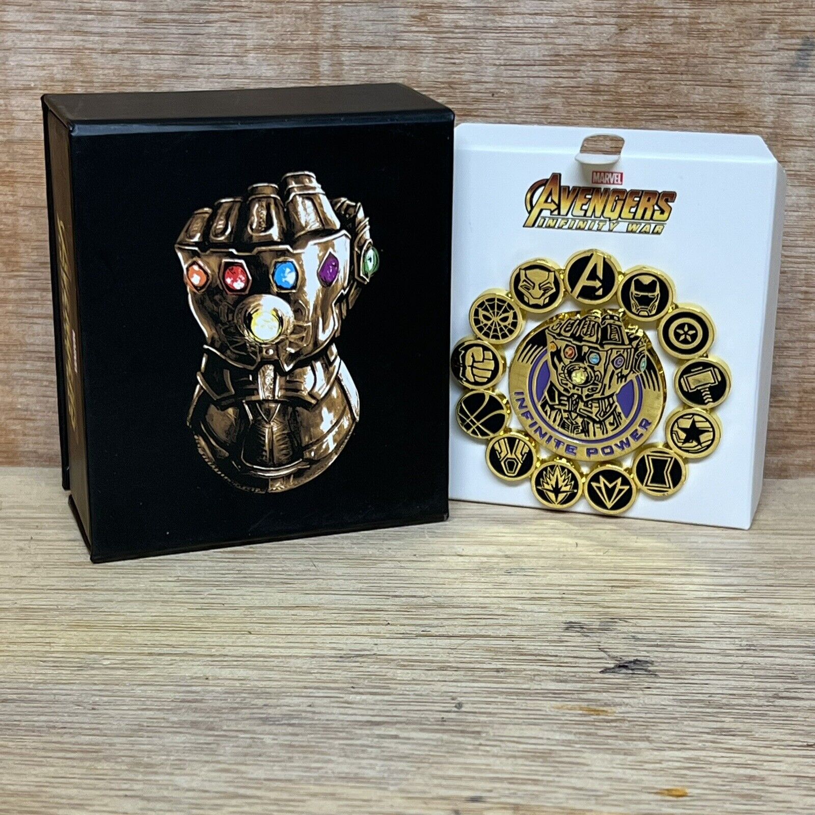 Marvel Avengers: Infinity War Official Infinity Gauntlet and Avengers Pin Set