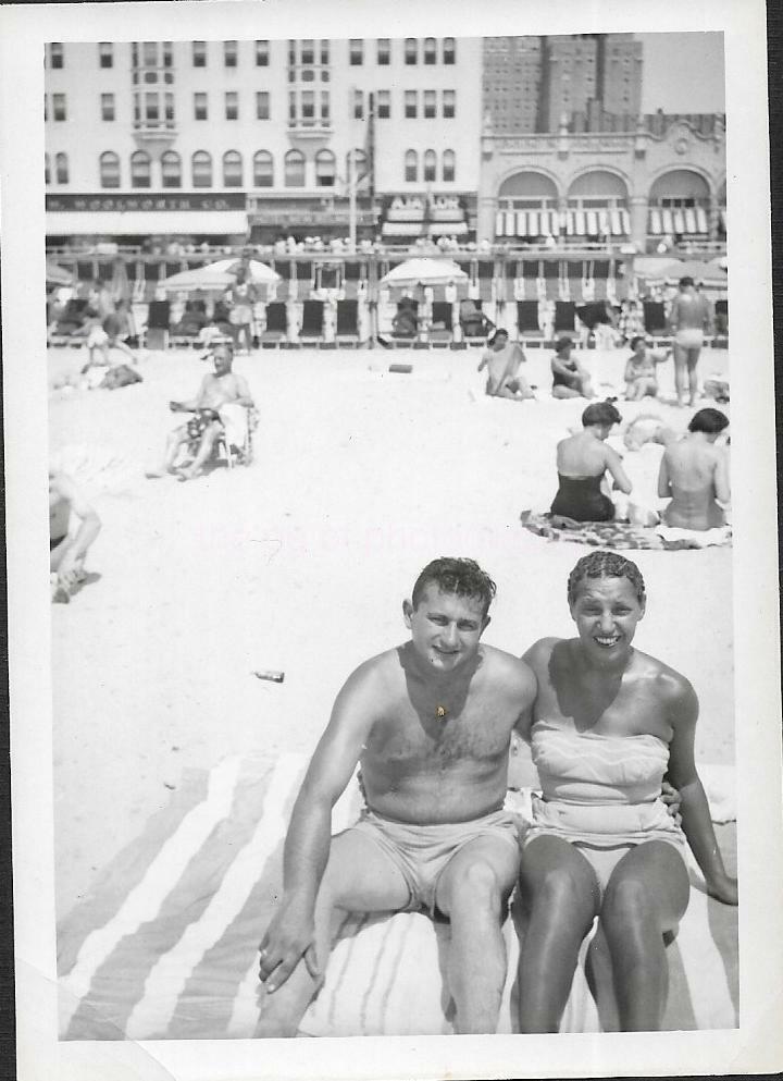 Vintage FOUND PHOTOGRAPH bw 1940'S 50'S BEACH SCENE Original Snapshot 19 22 P