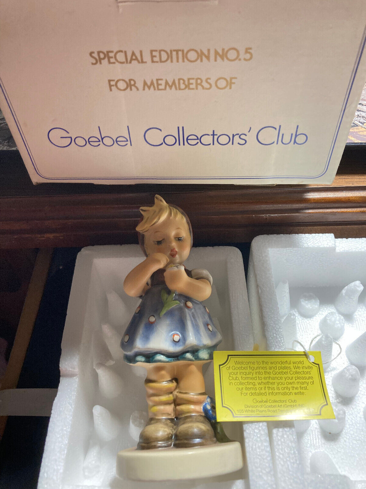 Vintage Goebel Hummel DAISIES DON\'T TELL figurine #380 Collectors Club #5 w/Box