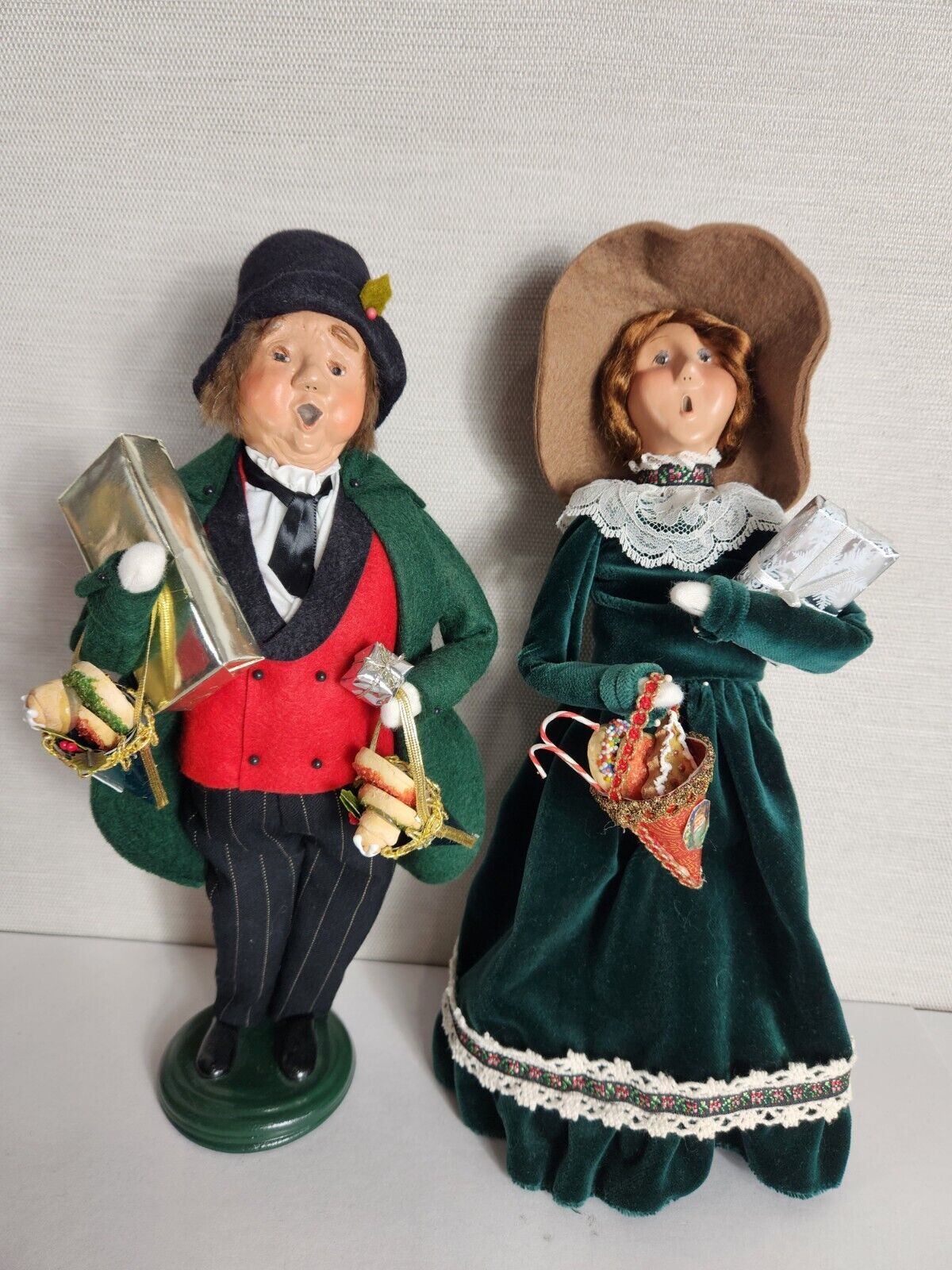 Byers' Choice Carolers 2003 Victorian Couple Adults Man Woman Carrying Presents 