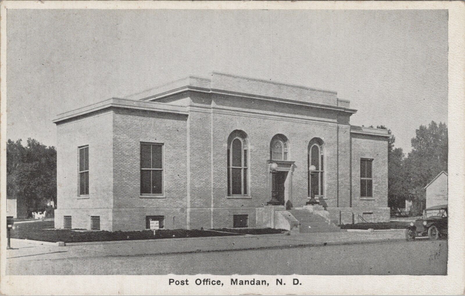 Post Office Mandan ND North Dakota c1920s Auto Bloom Bros postcard G924