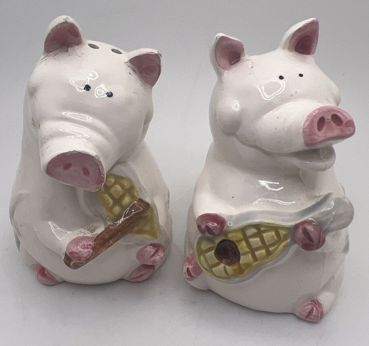 Vtg Anthropomorphic Pigs Playing Corn Fiddle Banjo  Salt & Pepper Shakers White
