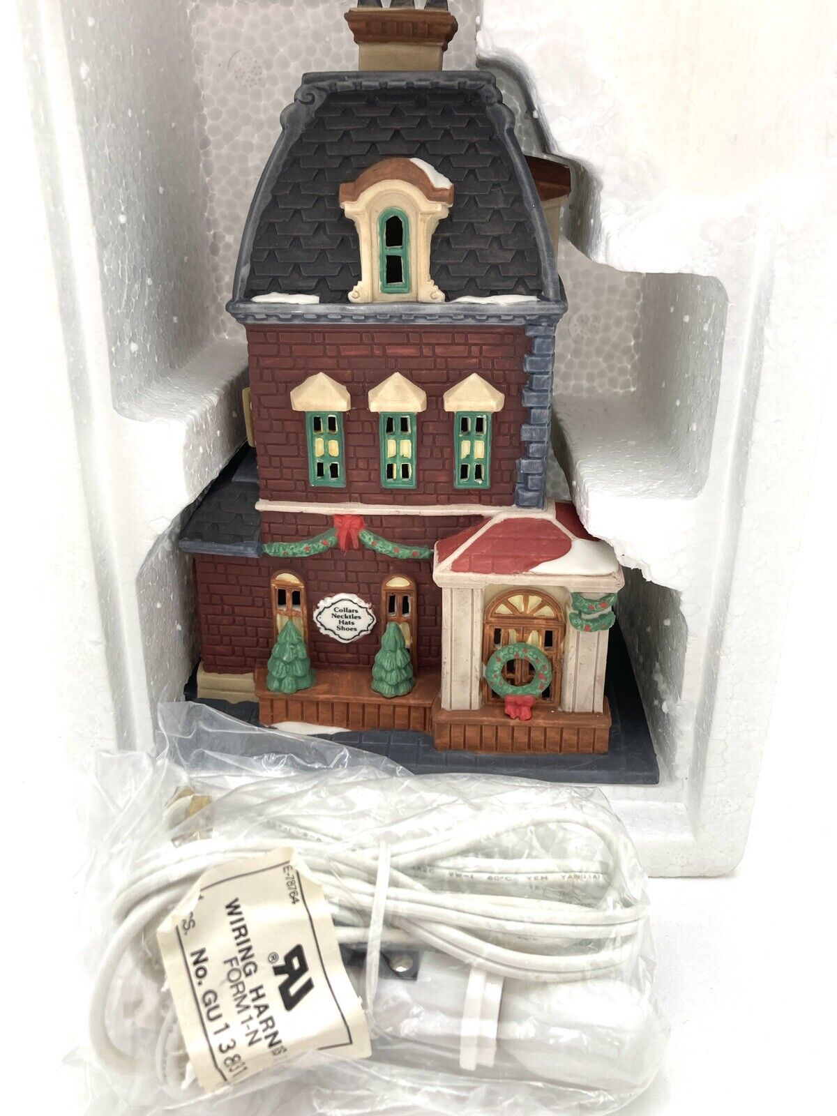 Department 56 Christmas In The City Series Haberdashery 5531-0 with box 1992 Vtg