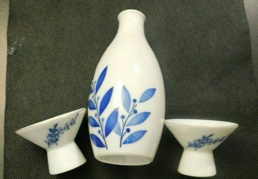 MADE IN JAPAN GEKKEIKAN SAKE BOTTLE AND 2 CUPS    e401QXX
