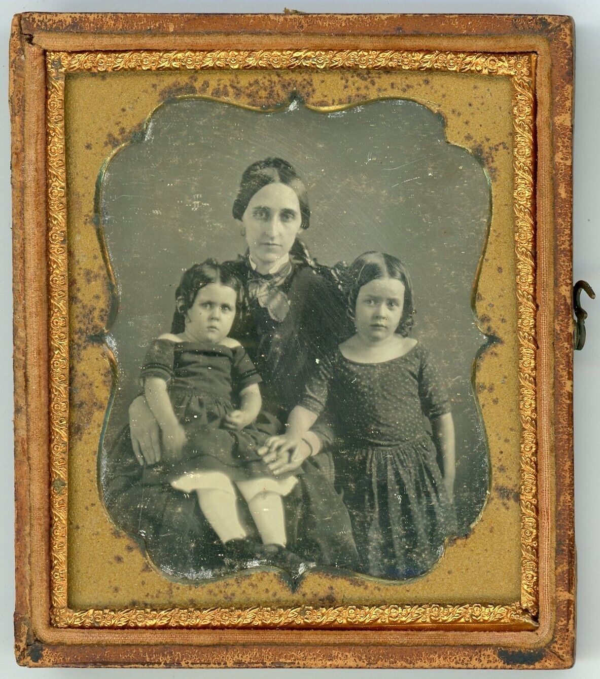 Young Family Mother With Two Girls (1/6 Plate Daguerreotype)