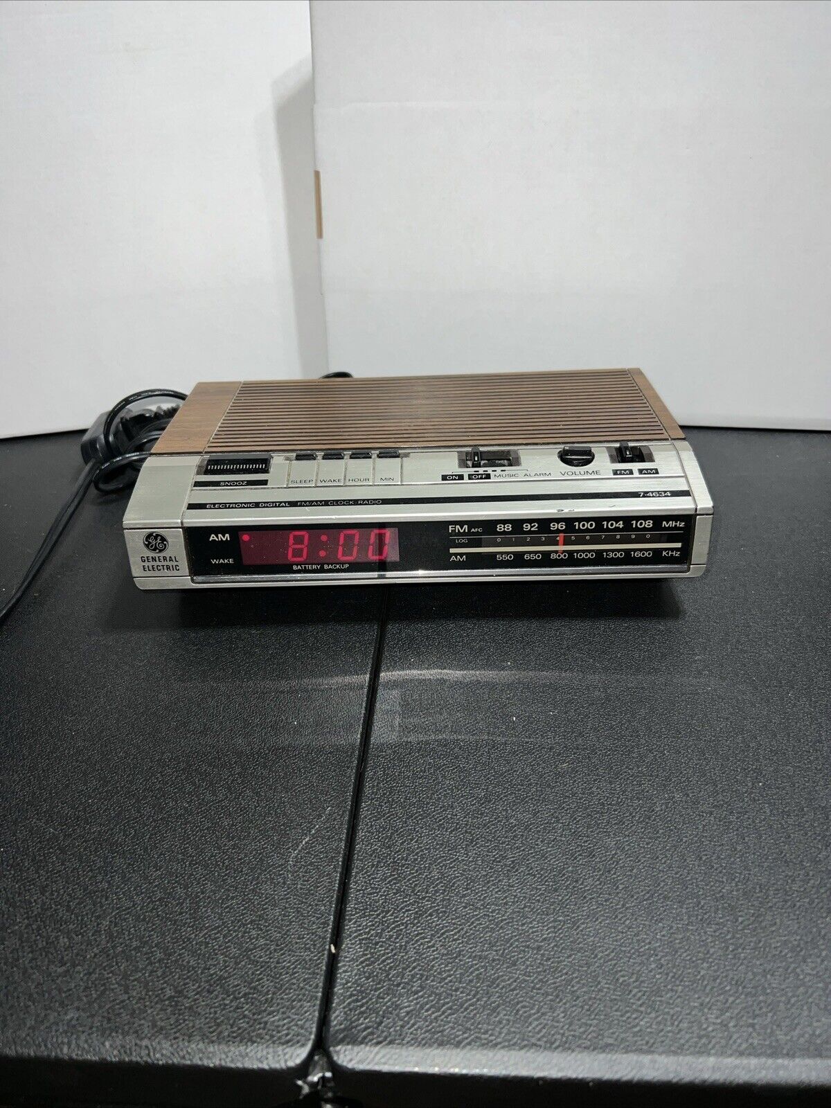 Vintage General Electric AM/FM Alarm Clock/Radio Model 7-4634B Woodgrain Working