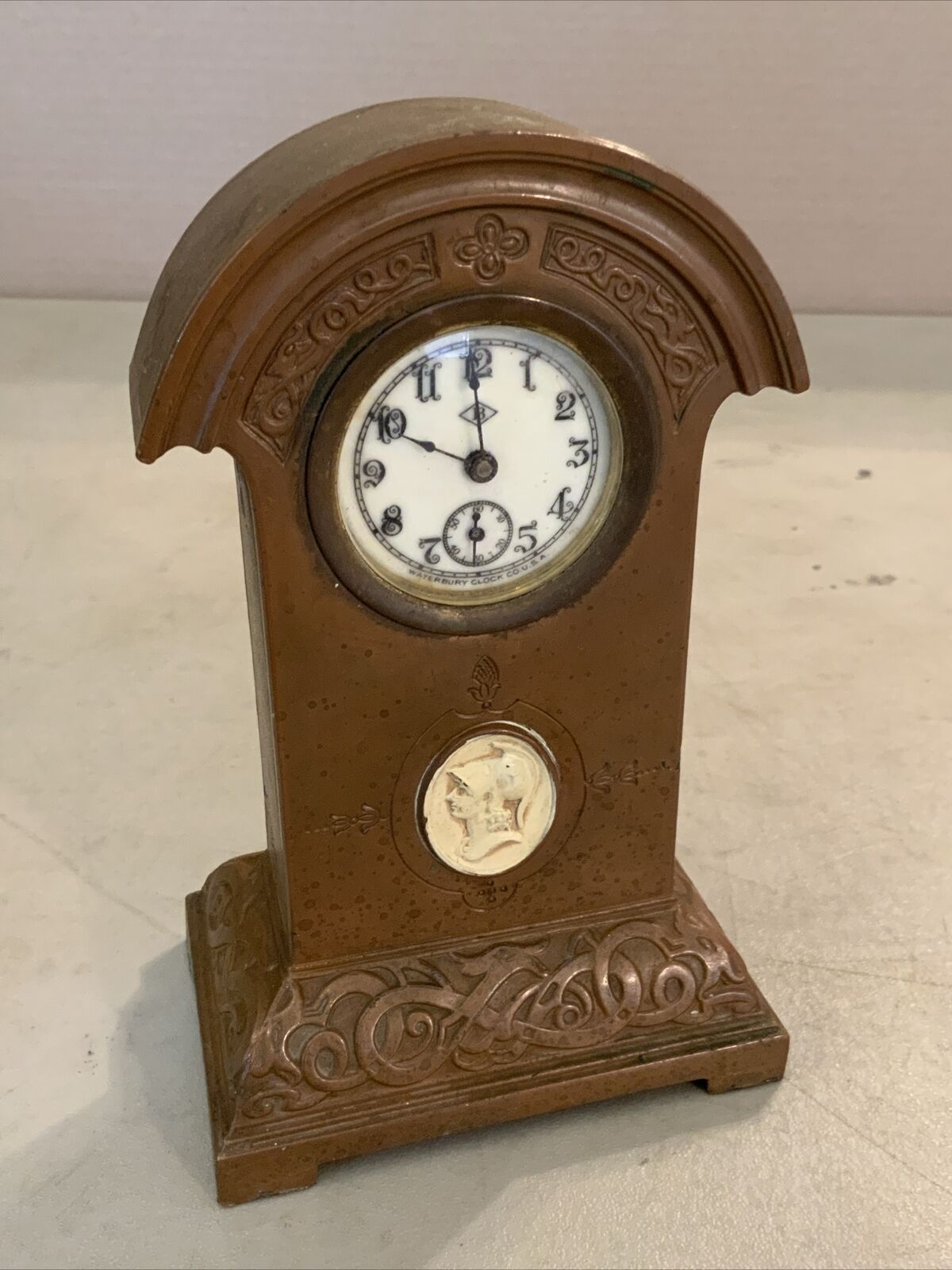 VINTAGE ANTIQUE SMALL NOVELTY WIND UP MANTLE DESK CLOCK- Waterbury Cameo