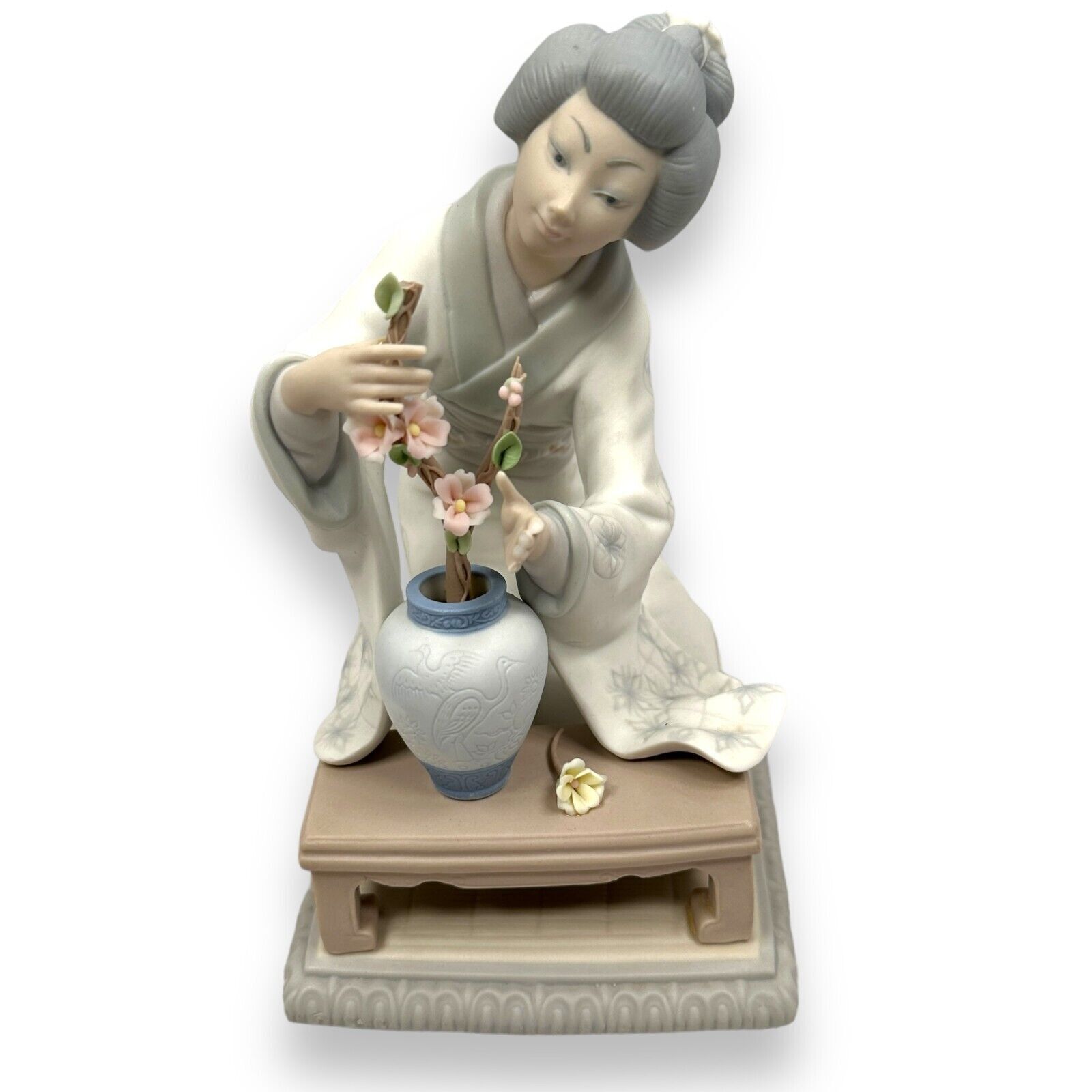 Lladro 4840 Japanese Porcelain Geisha Woman Flower Arranger Figurine Matte READ
