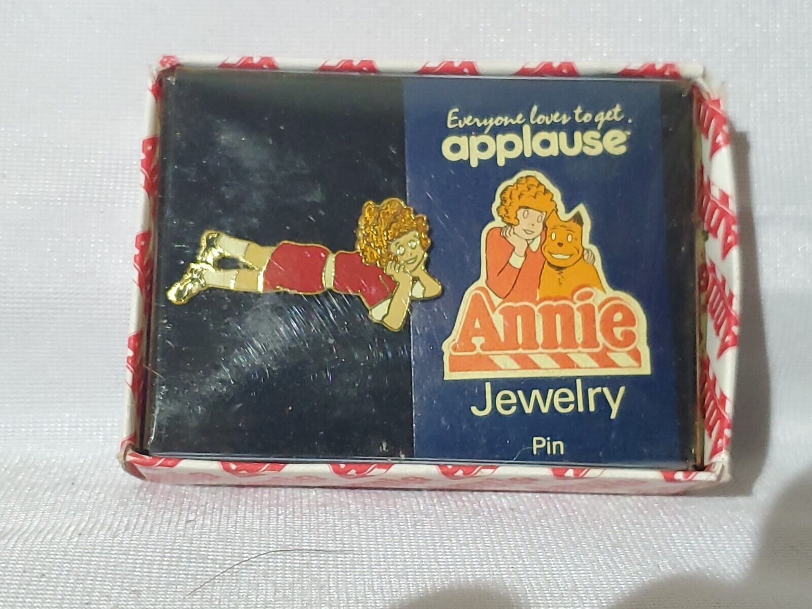 ANNIE APPLAUSE NOS Vintage 1982 New in Box Little Orphan Annie Lapel Pin Jewelry