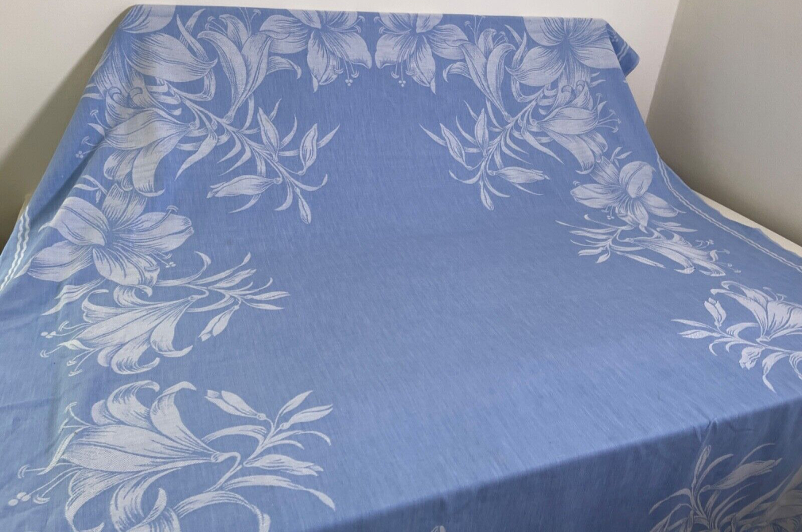 Vintage Mid Century Modern Cotton Damask Tablecloth Blue & White Lilies YY924