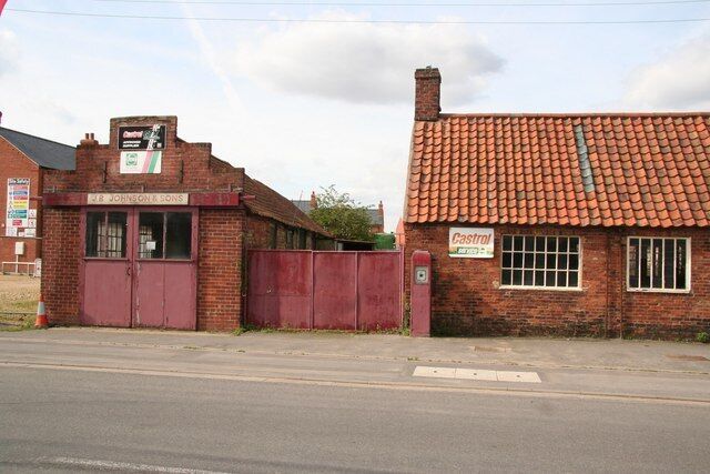Photo 6x4 J B Johnson & Sons Wragby\/TF1378 Garage in Wragby, closed for  c2008