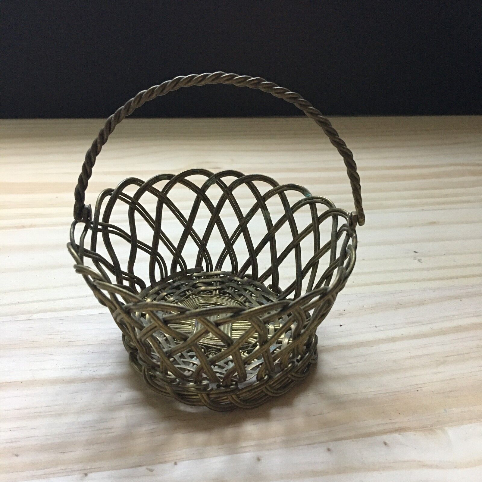 Vintage 1960s Silver plated Metal Woven Wire Fruit Candy Basket w/ Handle 4.5\