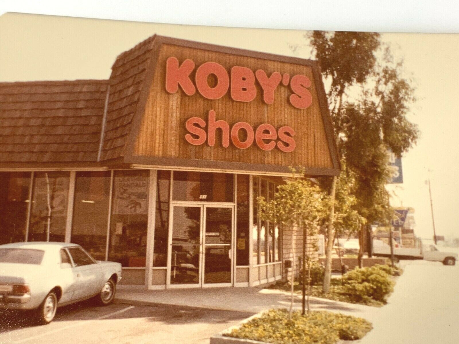 AvH) Found Photo Photograph Vintage 1970's Koby's Shoe Retail Store 