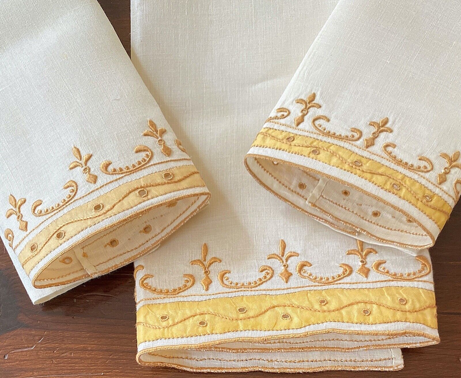 Vintage Constance Leiter Embroidered Linen Hand Towels Fleur de Lys  WW893