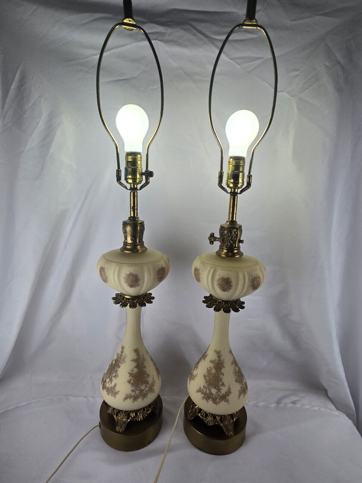 PAIR OF TALL HOLLYWOOD REGENCY ERA PINK ETCHED MILK GLASS LAMP BRONZE FEET