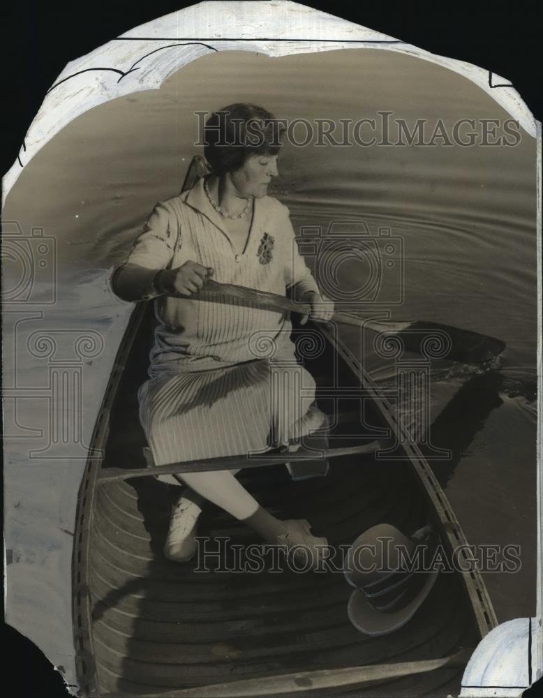 1926 Press Photo Mrs Walter J Kohler rowing - mja14574