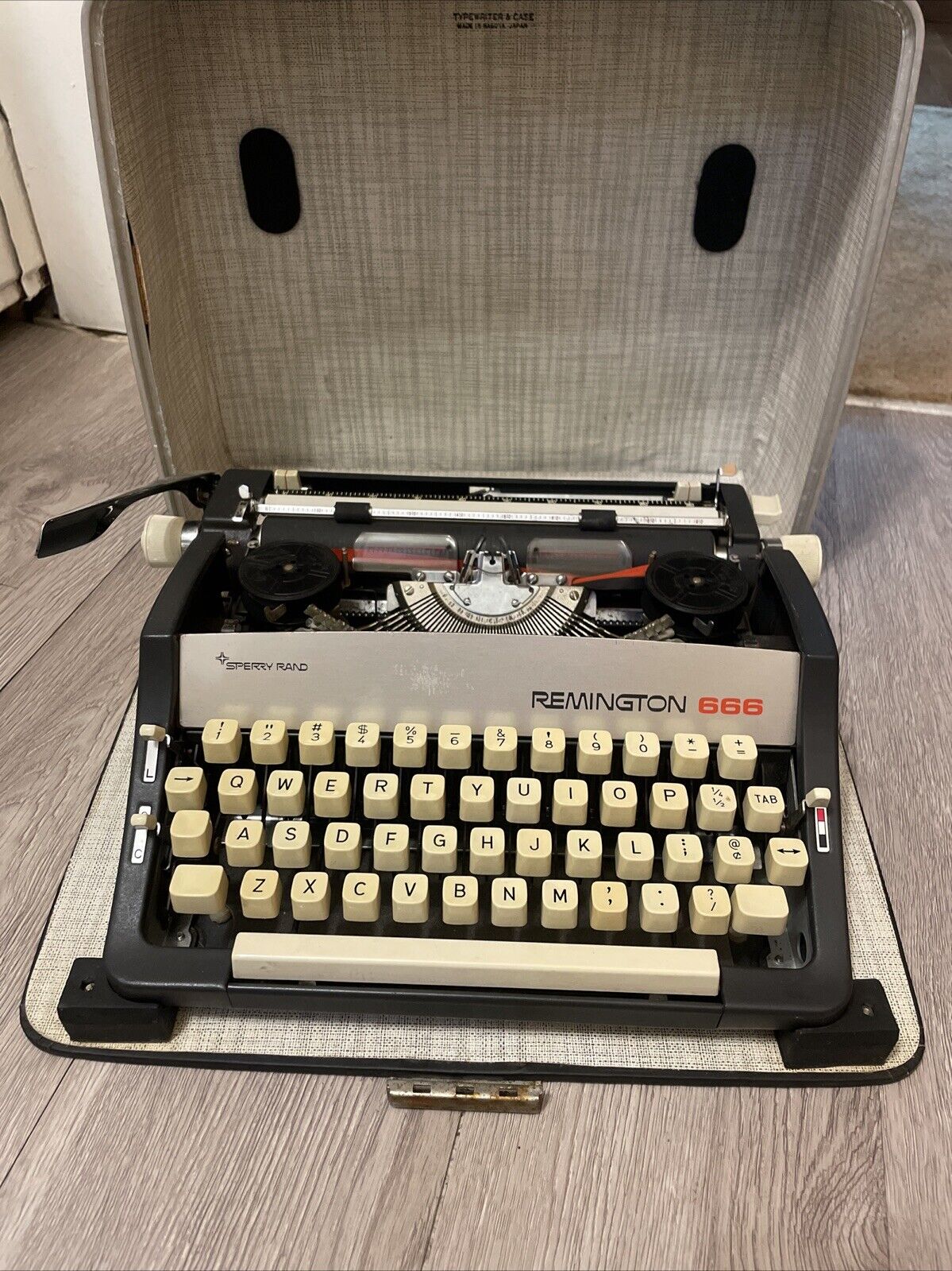 Vintage Remington 666 Sperry Rand Typewriter